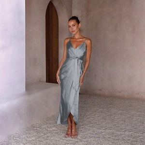 Détail de robe en satin gris avec nœud élégant à la taille et ourlet fendu drapé chic