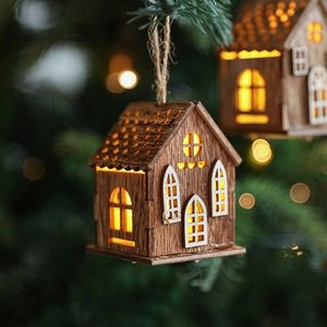 Ornamento natalizio in legno a forma di casetta con luce LED calda e corda di canapa