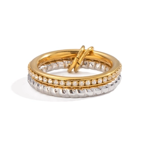 Détail d'une bague à maillons bicolores sertie de cristaux en finition or et argent