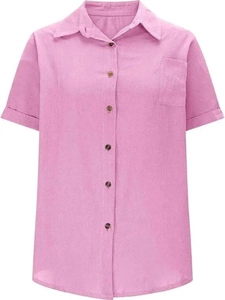 Détail du chemisier rose texture lin avec col boutonné et poche sur la poitrine