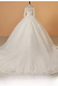 Détail du dos d'une robe de mariée blanche à épaules dénudées avec corset en dentelle