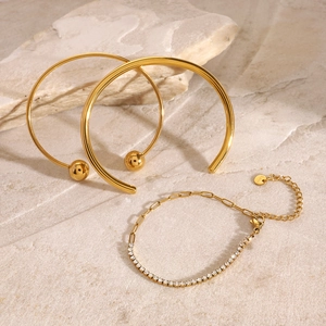 Set di tre gioielli in acciaio inossidabile dorato con bracciale rigido e zirconi