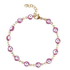 Dettaglio di un bracciale malocchio dorato con perline di smalto viola e chiusura a moschettone