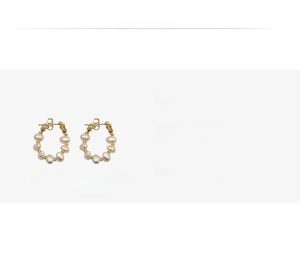 Detalle de los pendientes de perlas naturales de 2x2,7 cm y material de cobre puro