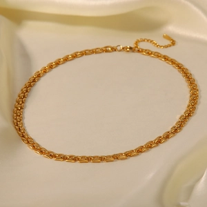 Détail du collier en chaîne dorée 18K avec fermoir mousqueton sur soie beige