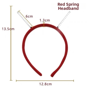 Detailansicht roter Samt-Haarreif mit Silberfedern und Maßen von 13,5 cm mal 12,8 cm