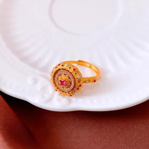 Bague vintage dorée avec pierre rouge et halo floral en zircon style palais