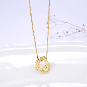 Detailansicht der goldenen S925 Sterling Silber Halskette mit drei Ringen und Zirkonoxid