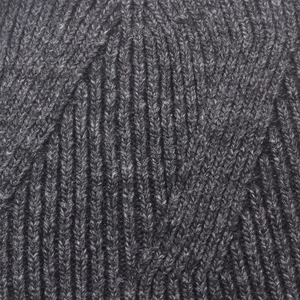 Gros plan sur un tricot gris foncé montrant la texture côtelée et les fibres de laine douces