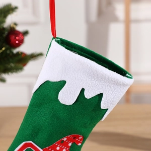 Chaussette de Noël verte avec bord en feutre blanc et attache rouge décorative