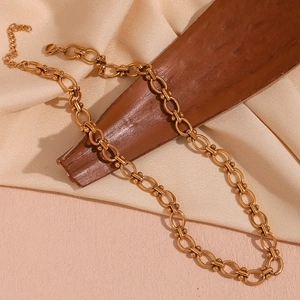 Detail der 18K vergoldeten ovalen Gliederkette mit Karabinerverschluss auf Seide