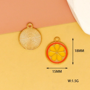 Detailansicht des gelben Emaille-Zitrusanhängers mit Maßen von 18 mm Höhe und 15 mm Breite