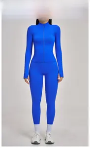 Details des strahlend blauen nahtlosen Yoga-Sets mit Stehkragen, Reißverschluss und Daumenlöchern