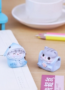 Miniature resin cat figurines in shark hoodies for healing office desk decoration