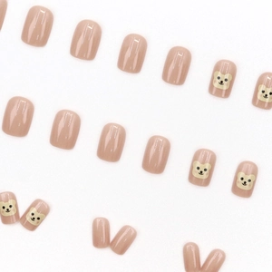 Faux ongles rose nude avec motifs oursons mignons et finition brillante courte forme