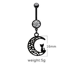 Détail d'un piercing de nombril noir avec pendentif lune chat et zircons clairs