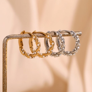 Irregular twisted pearl hoop earrings in 18K gold and silver stainless steel plating