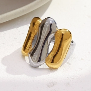 Vista macro dell'anello bicolore placcato oro 18K in acciaio inossidabile con design a onde lucido