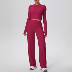 Détail de l'ensemble de yoga magenta foncé avec manches passe-pouce et pantalon large