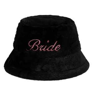 Bob en peluche noire avec broderie Bride rose pour mariage hivernal en extérieur
