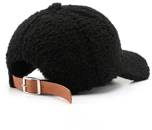 Vista posteriore del cappello in pile teddy nero con cinturino in pelle marrone