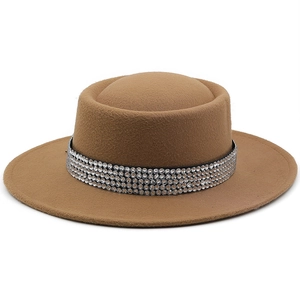 Dettaglio cappello in lana marrone a tesa larga con fascia decorativa di strass a quattro file