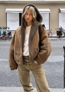 Dettaglio della giacca scamosciata marrone con interno in shearling e stile street