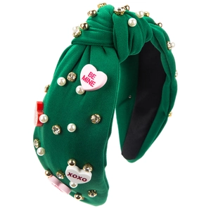 Détail d'un serre-tête noué vert avec perles, strass et accents de cœur BE MINE