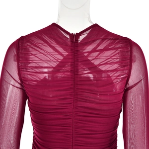 Vue détaillée du dos de la robe en tulle bordeaux avec un design plissé et transparent