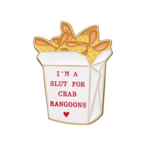 Spilla smaltata divertente con crab rangoons in scatola da asporto e scritte umoristiche