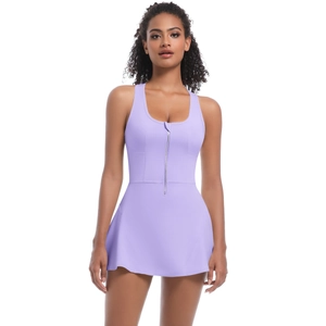 Détail de la robe de sport lavande avec encolure à fermeture éclair et tissu athlétique