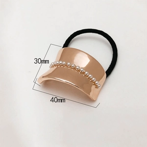 Detail of rose gold alloy hair ring with pearls and precise dimensions of 40mm by 30mm