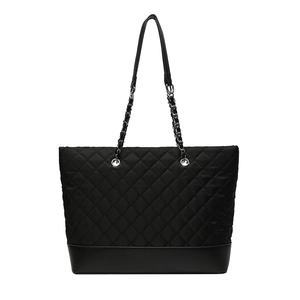 Sac cabas matelassé noir chic avec bandoulière en chaîne et finition en cuir de qualité