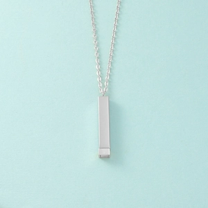 Pendentif barre rectangulaire en acier argenté poli sur une fine chaîne en métal