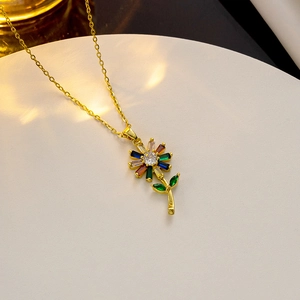 Detail der Sonnenblumen-Halskette mit bunten Zirkon-Blütenblättern und Gold-Finish