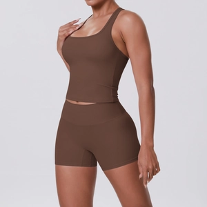 Détail de la brassière sport col carré et short taille haute en maille élastique marron