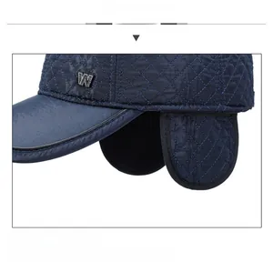 Détail de la casquette d'hiver bleu marine avec texture matelassée et protège-oreilles