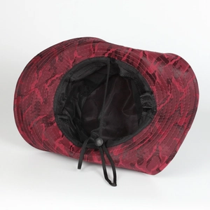 Détail d'un chapeau de pêche camouflage rouge avec doublure respirante et cordon réglable