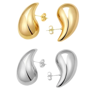 Orecchini a goccia lucidi in oro e argento per un look minimalista ed elegante e chic