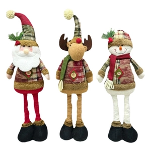 Trois poupées de Noël en peluche avec le Père Noël, le renne et le bonhomme de neige