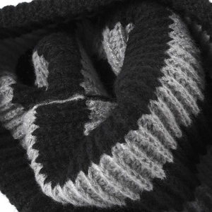 Détails de maille d'un bonnet d'hiver épais à rayures chaudes en tons noir et gris