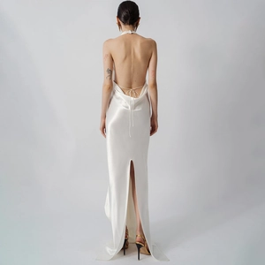 Robe longue chic en soie blanche dos nu avec licou et fente latérale fluide