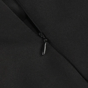 Detail eines hochwertigen unsichtbaren Reißverschlusses und Köperbindung auf schwarzem Kleid