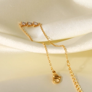 Détail du bracelet en chaîne plaqué or 18 carats avec zircons et fermoir mousqueton robuste