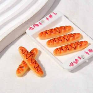 Miniatures feuilletés à la saucisse en résine et plateau pour décor de maison de poupée