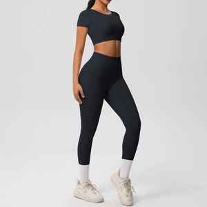 Détail de l'ensemble de yoga noir à taille haute avec tissu élastique et coupe ajustée