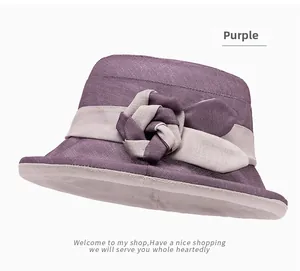 Détail d'un élégant chapeau cloche violet pour femme avec décoration florale faite main