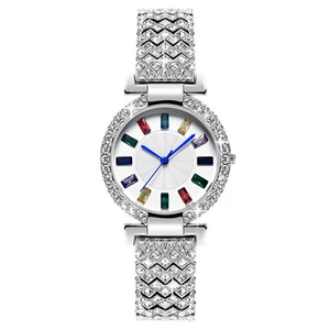 Montre Luxe Iced Out Strass Pour Femmes Index En Cristal Arc-En-Ciel Aiguilles Bleues Boîtier En Alliage Bracelet Métallique