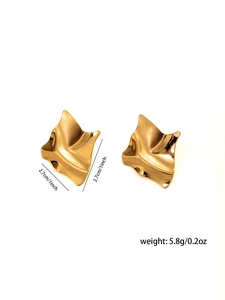 Detail view of 18K gold plated steel earrings with size 2.7cm and weight 5.8g