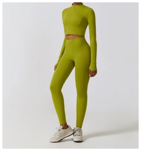 Détail d'un ensemble de yoga vert citron avec manches passe-pouce et haut zippé ajusté